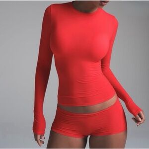 SKIMS Fits Everybody Buttery Soft Long Sleeve T-Shirt